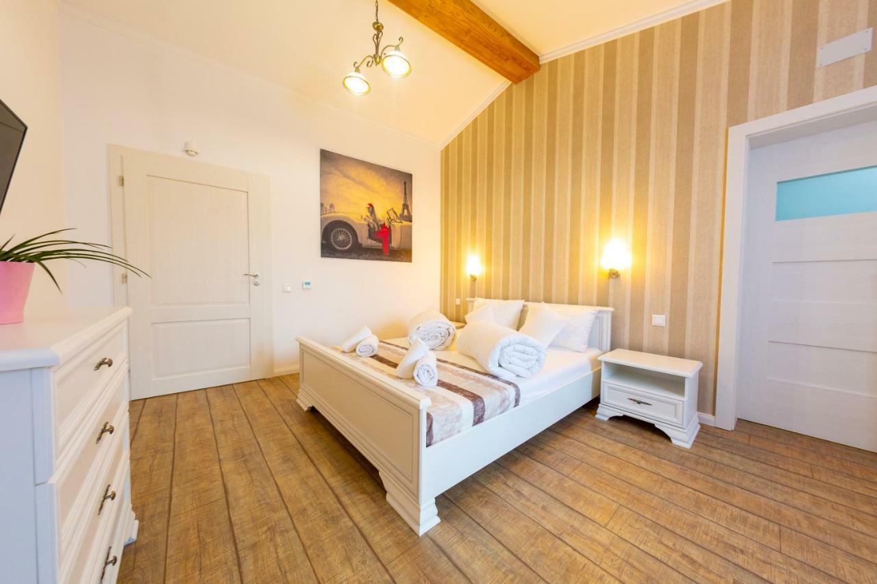 Casa Cu Nuc Hotel Alba Iulia Eksteriør billede